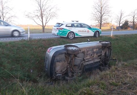 Panevėžio rajone į griovį nuvažiavo lengvasis automobilis