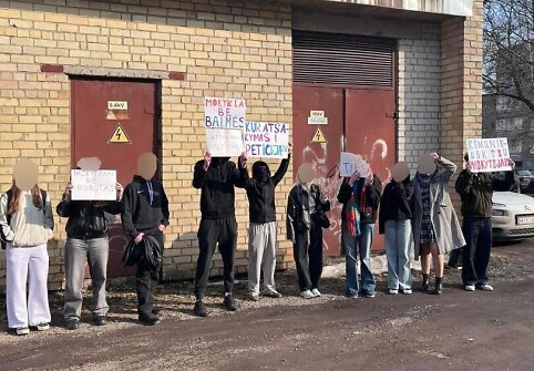 Salininkų gimnazijos mokiniai surengė protesto akciją