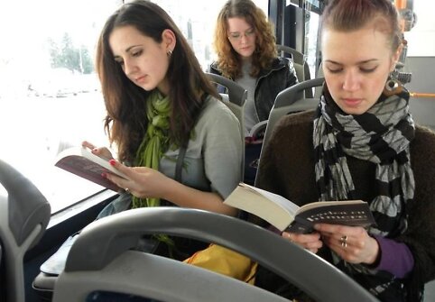 Skaitantys knygas rumunai vie&scaron;uoju transportu važiuoja nemokamai