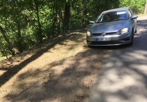 „CityBee“ priklausantis „Volkswagen“ važinėjo Panemunės šilo pėsčiųjų takais