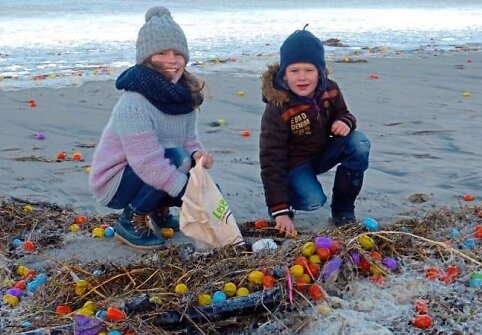 &Scaron;iaurės jūros saloje į krantą i&scaron;mesta gausybė plastikinių kiau&scaron;inių su žaisliukais