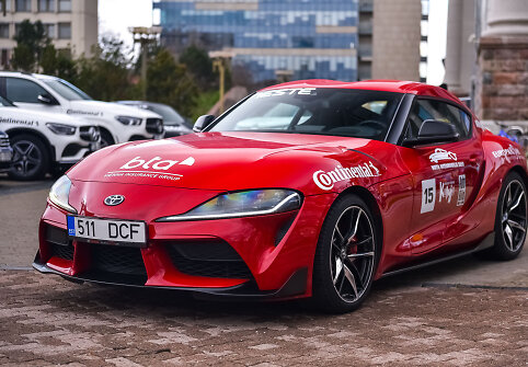 Konkurso &bdquo;Metų automobilis 2020&ldquo; dalyviai prie Martyno Mažvydo bibliotekos, Toyota Supra