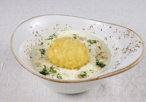 Kaimi&scaron;kas kiau&scaron;inis su lėtai tro&scaron;kintais svogūnais ir &scaron;onine bei bulvių emulsija