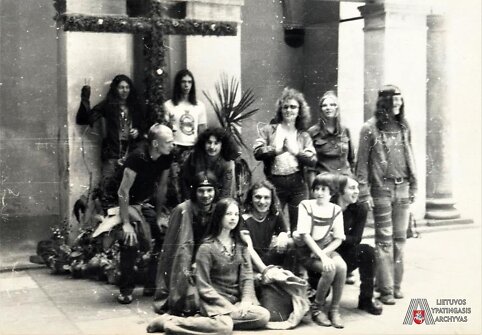 Hipių judėjimui prijautę nenustatyti jaunuoliai. [1978‒1990 m.]