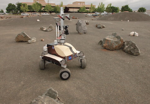 NASA K10 robotas atlieka paviršiaus apžiūrėjimo darbus su integruotomis kameromis ir lazerio sistema