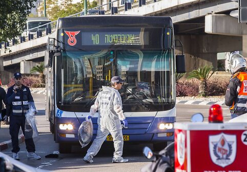 Tel Avivo autobuse palestinietis peiliu sužeidė 10 žmonių.