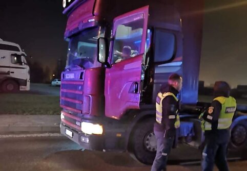 Klaipėdoje sulaikytas vielinę tvorą tempęs vilkikas