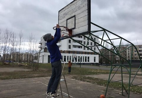 Krep&scaron;inio tinklelių kabinimas aik&scaron;telėse Vilniuje