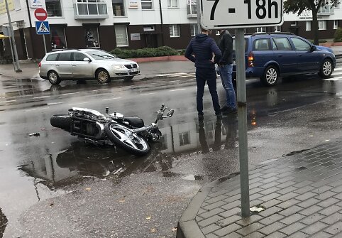 Jonavos miesto centre – avarija, sužeistas motociklininkas