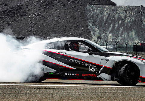 Rekordas: &bdquo;Nissan GT-R&ldquo; &scaron;onu slydo 300 km/val. greičiu