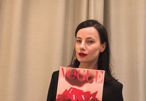 Agnė Kuzmickaitė rankose laiko žurnalą &bdquo;Vogue Portugal&ldquo;