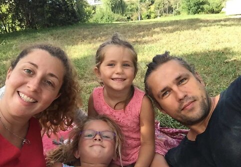 Andrius Pojavis su žmona Isabella ir dukromis Alisa ir Amelija