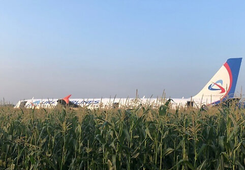 Rusijos oro bendrovės &bdquo;Uralskie avialinii&ldquo; laineris &bdquo;Airbus А-321&ldquo; be važiuoklės sėkmingai nusileido kukurūzų lauke.