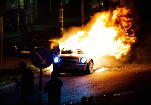 Švedijoje degantis automobilis