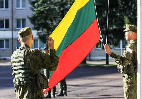 Į Ukrainos karių mokymo misiją i&scaron;lydėta &scaron;e&scaron;toji Lietuvos karinių instruktorių pamaina