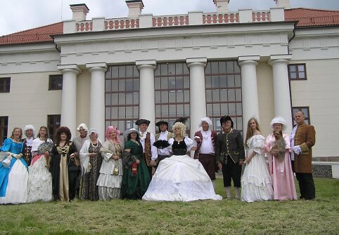 Grupė pakruoji&scaron;kių, tapusių dvaro ponais ir poniomis