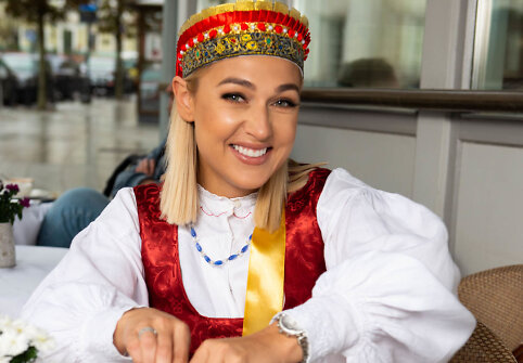 Dzūkijos kra&scaron;to kostiumu pasipuo&scaron;usi Indrė Stonkuvienė