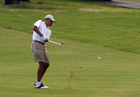 JAV prezidentas Barackas Obama žaidžia golfą. 