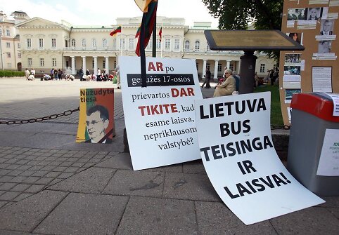 Akcija, skirta paminėti Drąsiaus Kedžio ir Laimutės Stankūnaitės dukros perdavimą motinai.