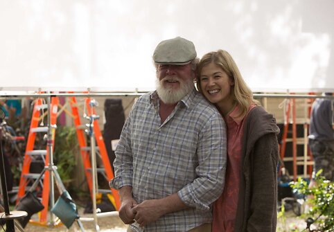Nickas Nolte ir Rosamund Pike filme „Saldus kerštas“