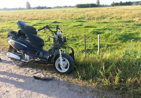 Motoroleris po avarijos Tauragės rajone 