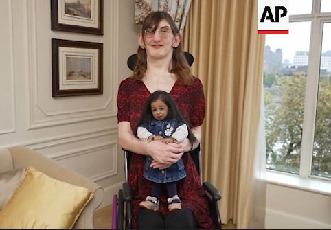 Jyoti Amge ir Rumeysa Gelgi