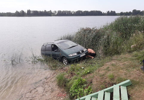 Vairuotojai važiuojant atbulomis, Kėdainių rajone &bdquo;VW Sharan&ldquo; atsidūrė tvenkinyje