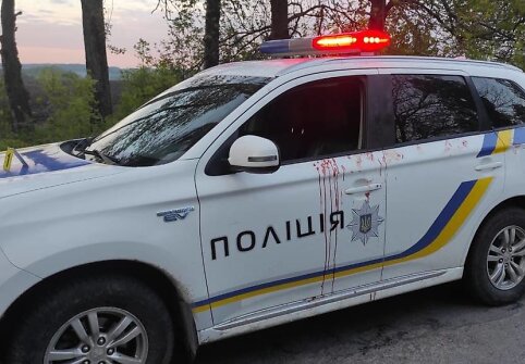 Sustabdžius automobilį, vyrai maskuojančiais drabužiais su&scaron;audė policininkus