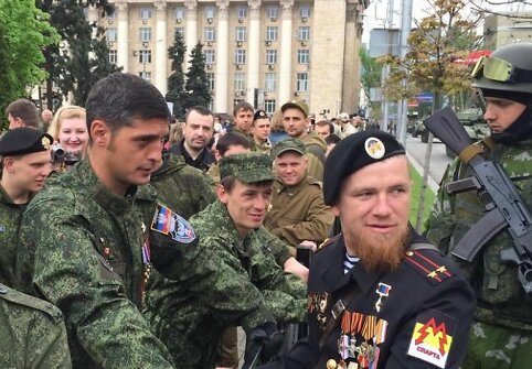 Givis (kairėje) ir Motorola - DNR teroristų lyderiai žvangino ordinais
