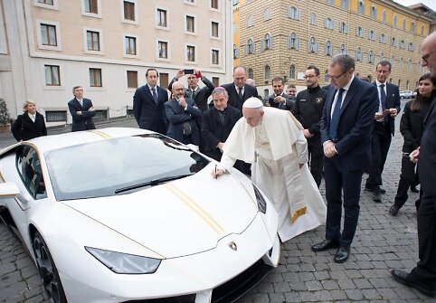 Popiežiaus Pranci&scaron;kaus &bdquo;Lamborghini&ldquo; buvo parduotas labdaros tikslais