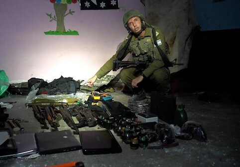 IDF atstovas spaudai Danielis Hagari su ginklais, kuriuos Izraelio pajėgos rado "Hamas" vadavietėje po Gazos miesto Rantisi ligonine