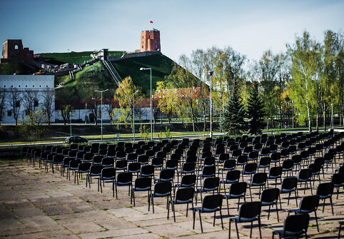 I&scaron;rikiuotos kėdės prie Vilniaus koncertų ir sporto rūmų