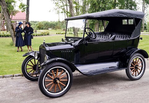 Ponios Gida ir Jūratė bei „Ford T“, 1923 m. Automobilio savininkas – Alfredas Zigmantas