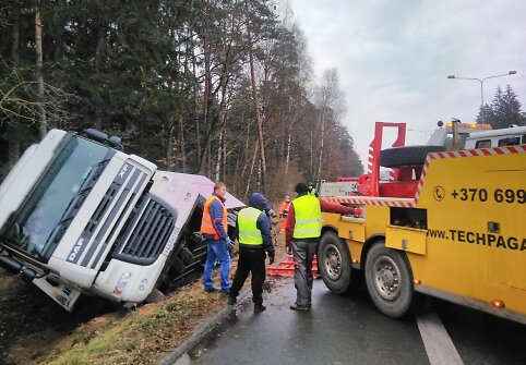 Ties Rumšiškėmis nuo kelio nuvažiavo vilkikas