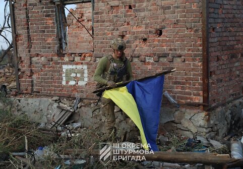 Ukrainos kariai vir&scaron; Andrijivkos i&scaron;kėlė Ukrainos vėliavą