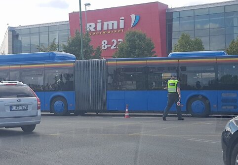 Klaipėdoje Taikos ir Baltijos prospektų sankryžoje susidūrė du autobusai.