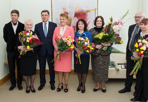 Penkioms geriausioms Lietuvos 2013 metų mokytojoms įteiktos premijos