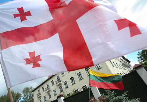 Mitingo dalyviai pasira&scaron;inėjo ant Gruzijos žemėlapio, kuris perduotas Rusijos ambasadai