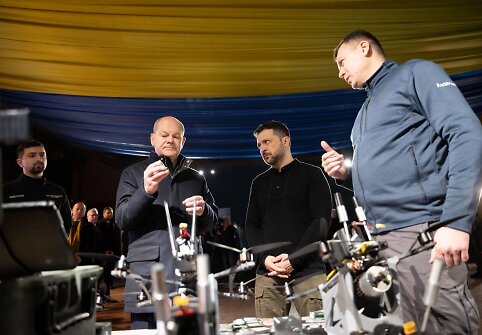 Olafas Scholzas ir Volodymyras Zelenskis apžiūri dronus ir kitas gynybos sistemas
