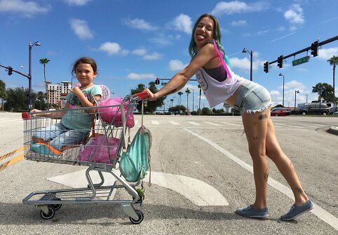 Bria Vinaitė ir Brooklynn Prince filme &bdquo;Floridos projektas&ldquo;