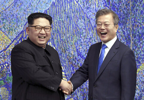 &Scaron;iaurės ir Pietų Korėjos lyderiai: Kim Jong Unas ir Moon Jae-inas 
