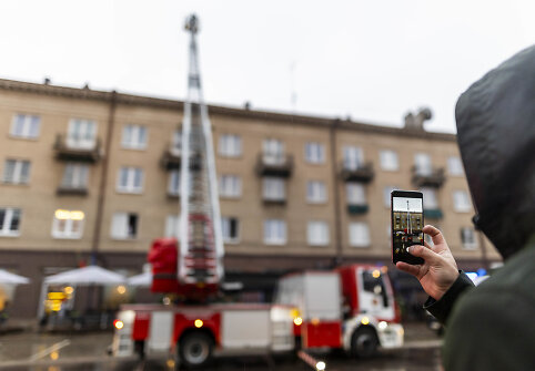 Į namą esantį &scaron;alia Seimo skubėjo ugnegesiai gelbėtojai