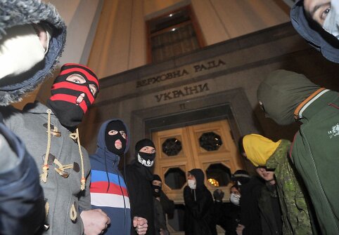 Ukrainos ultranacionalistinio judėjimo &bdquo;Pravyj sektor&ldquo; nariai prie Auk&scaron;čiausiosios Rados