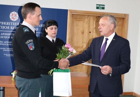 Tel&scaron;ių meras pareigūnams Au&scaron;rai Anglickienei ir Mantui Spudžiui įteikė padėkas