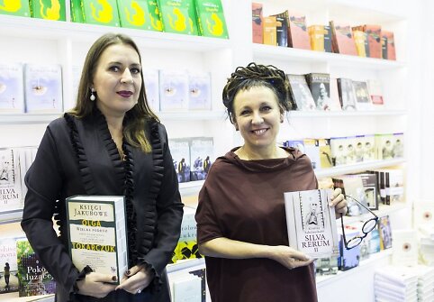 Kristina Sabaliauskaitė su ra&scaron;ytoja, &bdquo;Man Booker International&ldquo; premijos laureate Olga Tokarczuk, Krokuvos knygų mugėje
