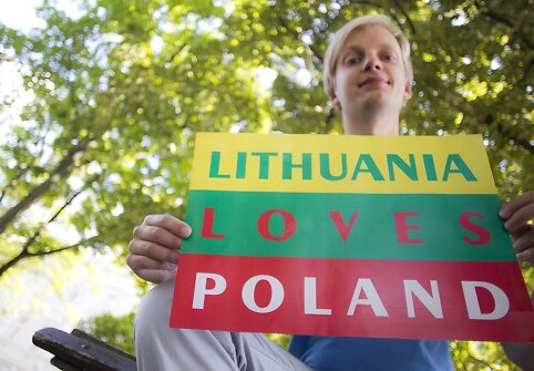 Akcijos dalyviai fotografavosi su plakatu &bdquo;Lietuva myli Lenkiją&ldquo;
