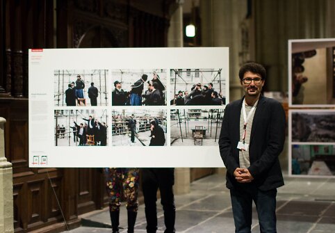 Arashas Khamooshi, „Nenumatytų naujienų“ nuotraukų serijos III vietos laimėtojas, greta savo fotoistorijos, De Nieuwe Kerk bažnyčioje.