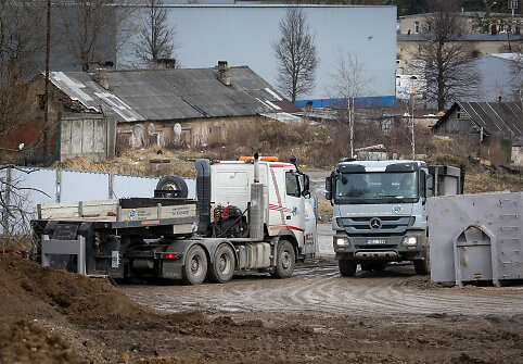 Statybinės atliekos vežamos į sostinės Metalo gatvės sklypą
