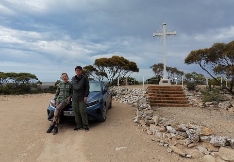 Aistė ir Augustinas su ištikimuoju automobiliu, kuriuo įveikė 14 000 km žiedą aplink Australiją