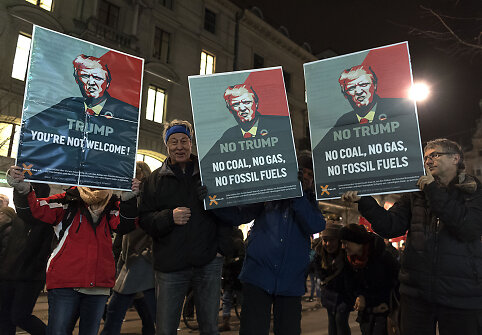 Šveicarijoje prieš D.Trumpą protestavo daugiau kaip tūkstantis žmonių